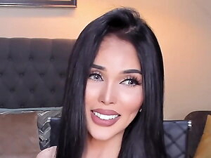 BEAUTIFUL SHEMALE SALSALITA CUM SHOW