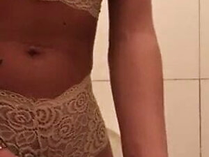 Linda Travesti Pauzuda no banheiro goza muito