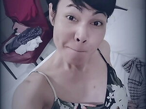 Laura Louis TS plays with herself